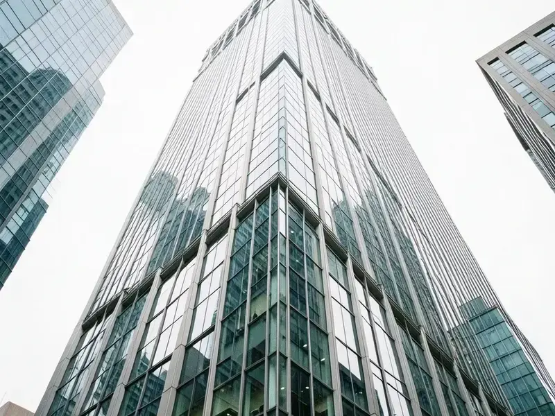 日本国内の都市部にある高層オフィスビルの外観